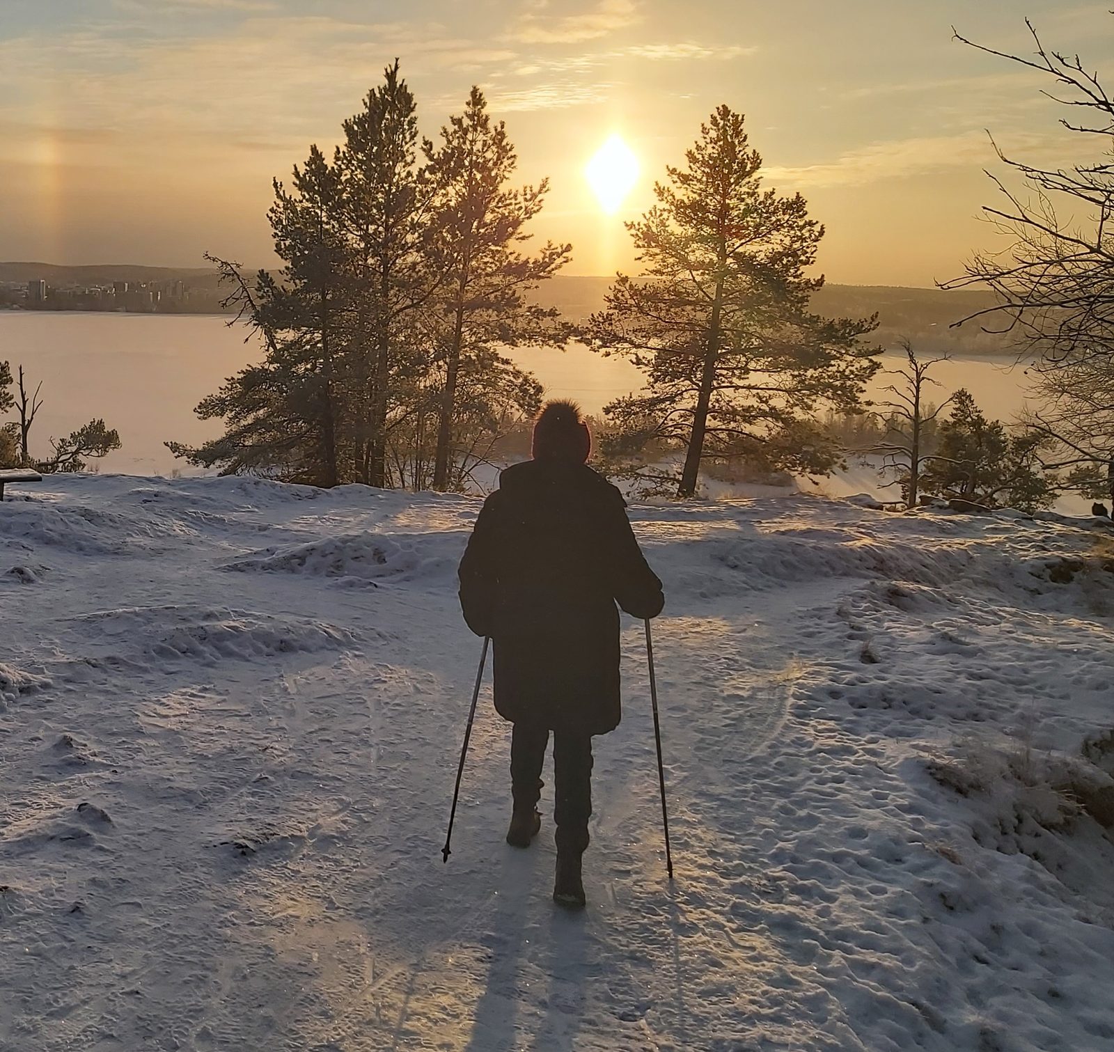 Talvinen kävely auringonlaskussa